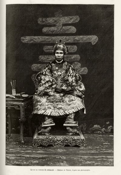 安南皇帝同庆国王（1864-1889）的肖像，穿着礼仪服装。 由 Thiriat 雕刻，以说明 Charles Edouard Hocquard 博士（1853-1911 年）于 1885 年在 Le tour du monde，nouveau journal des voyages 中的故事“Trente mois au Tonkin” 作者 亨利·提里亚特