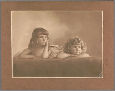 摄影师之女 Agnes Renée 和 Irène Heloïse Pauw van Wieldrecht 的肖像，姿势借鉴了拉斐尔《西斯廷圣母像》中的 "傀儡"（德累斯顿，Alte Meister 画廊）。 作者 亨利·波·范·维尔德雷赫特
