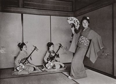 A Geisha dancing (b/w photo) 作者 赫伯特·庞廷