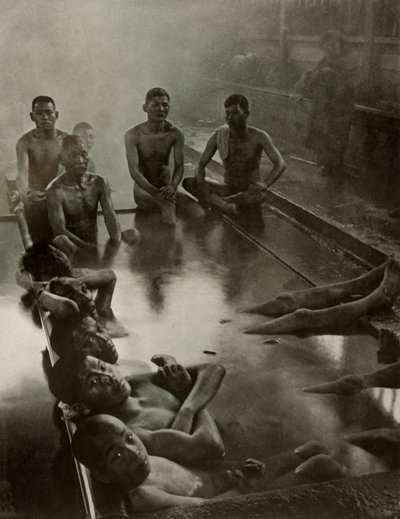 1910年在金那瓦的公共浴池。 作者 赫伯特·庞廷