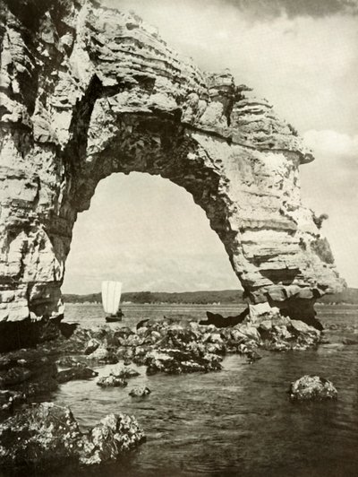 1910年在松岛的破旧拱门。 作者 赫伯特·庞廷
