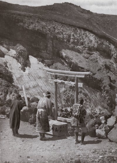 火山口边缘的神龛（黑白照片）。 作者 赫伯特·庞廷