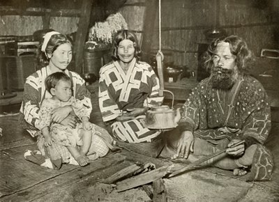 阿伊努男人和女人在家里，1910年。 作者 赫伯特·庞廷
