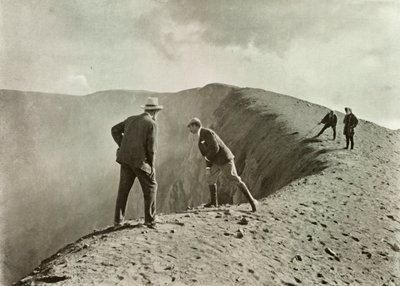 1910年，在浅间雅马火山的火山口边缘。 作者 赫伯特·庞廷
