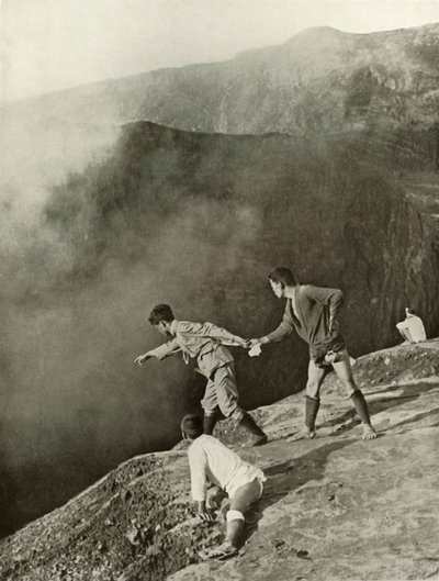 1910年，在阿苏山的火山口边缘。 作者 赫伯特·庞廷