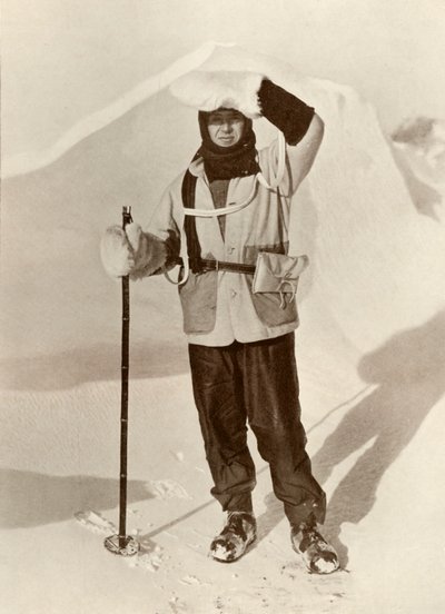 斯科特（Scott）船长戴着钱包，携带雪橇日记，摄于1913年，c1910-1911 作者 赫伯特·庞廷