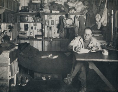斯科特船长在埃文斯角的小屋里写日记，1914年，1914年。 作者 赫伯特·庞廷