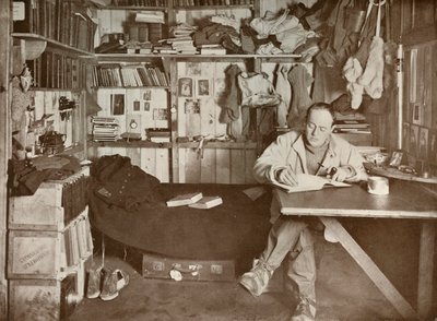斯科特上尉在他的书房，1913年，1913年 作者 赫伯特·庞廷