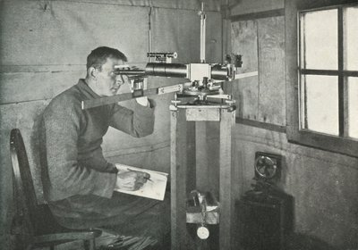 辛普森博士（Unifilar Magnetometer），1911年，1913年 作者 赫伯特·庞廷