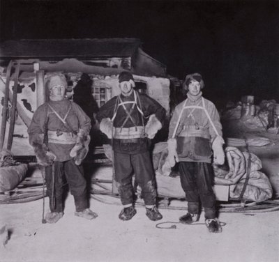 Dr Wilson, Lieutenant Bowers and Cherry-Garrard leaving for Cape Crozier (b/w photo) 作者 赫伯特·庞廷