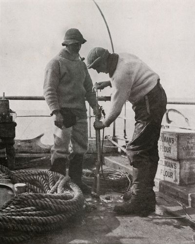 威尔逊博士和阿特金森博士装载鱼叉枪，c19101913，1913年 作者 赫伯特·庞廷