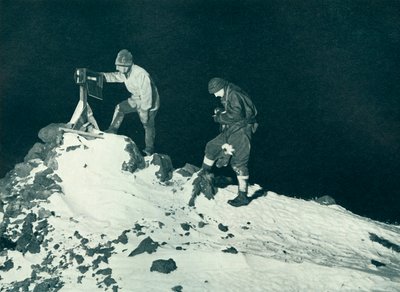 威尔逊博士和列伊特博士。 Bowers Reading the Ramp Thermometer，c1911，1913 作者 赫伯特·庞廷