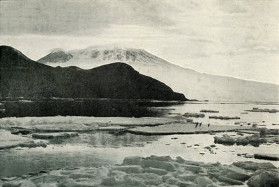 进入麦克默多峡湾-Cape Bird and Mount Erebus，c19101913，1913年 作者 赫伯特·庞廷