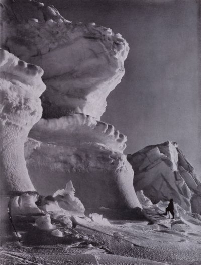 Castle Berg 的冰堡垒（黑白照片） 作者 赫伯特·庞廷