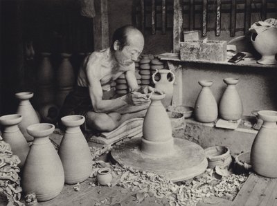 20世纪20年代的日本。工作中的陶工（黑白照片 作者 赫伯特·庞廷
