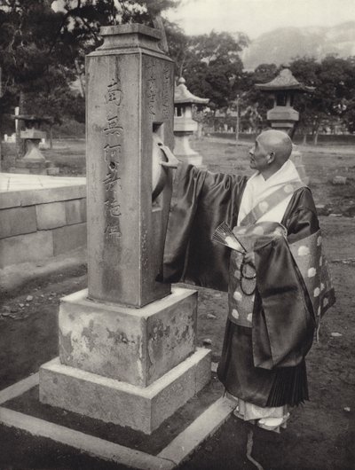 1920 年代的日本：转经轮和和尚（黑白照片） 作者 赫伯特·庞廷
