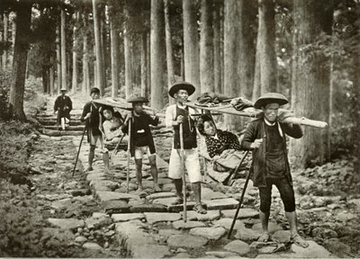 日本女士去神社，日光，1910年。 作者 赫伯特·庞廷