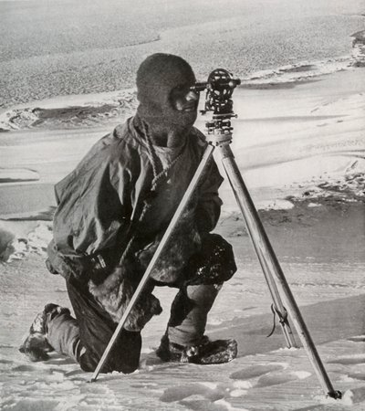 姐姐ERGR Evans用四英寸经纬仪进行测量，1911年10月，1913年。 作者 赫伯特·庞廷