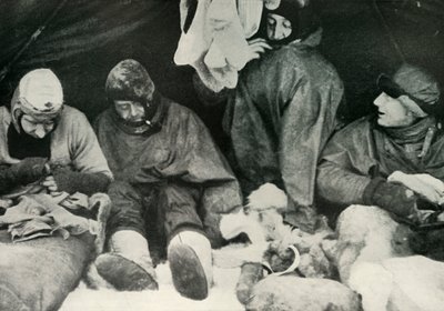 极地党的成员进入他们的睡袋，c1911，1913年。 作者 赫伯特·庞廷