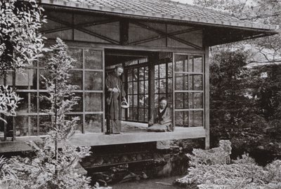 并川三喂他的鲤鱼（黑白照片） 作者 赫伯特·庞廷