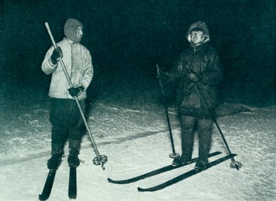 Oates and Meares在夜间滑雪表演，1913年，1913年 作者 赫伯特·庞廷