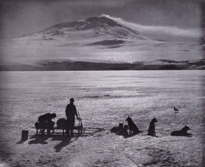 雪橇和狗，背景是埃里伯斯山（黑白照片）。 作者 赫伯特·庞廷