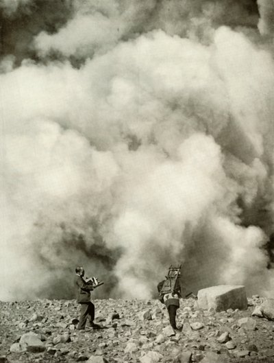 爆炸发生后，阿萨马斯火山口的烟雾和蒸汽升起，1910年。 作者 赫伯特·庞廷
