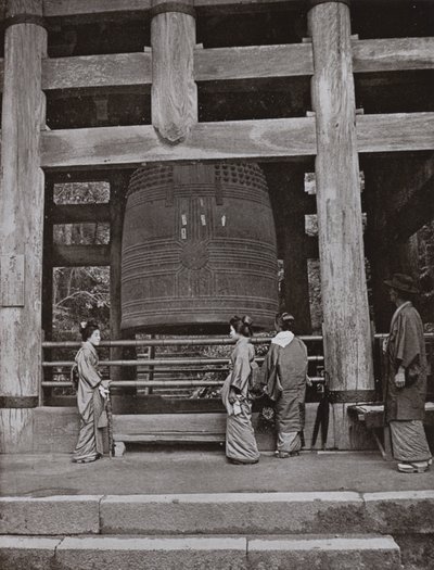 Chio-in寺的大钟（黑白照片） 作者 赫伯特·庞廷