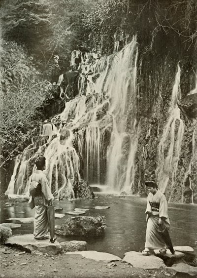 汤本坠落的珠宝瀑布，1910年。 作者 赫伯特·庞廷