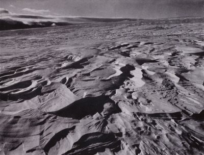 "The great waves of frozen snow thrown up by the wind" (b/w photo) 作者 赫伯特·庞廷