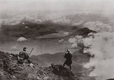 云上两里，富士山顶的“三日月”湖（黑白照片） 作者 赫伯特·庞廷