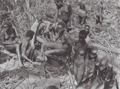 非洲：苏丹帆船上的努埃尔族女孩（黑白照片） 作者 雨果·阿道夫·贝尔纳齐克