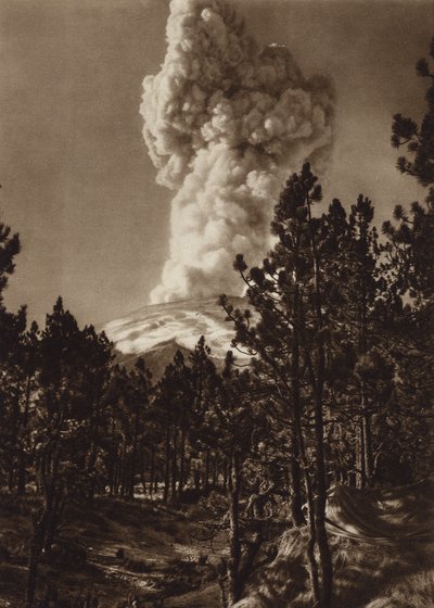 墨西哥：从特拉马卡斯看到的波波卡特佩特尔火山爆发（黑白照片） 作者 雨果·布雷默