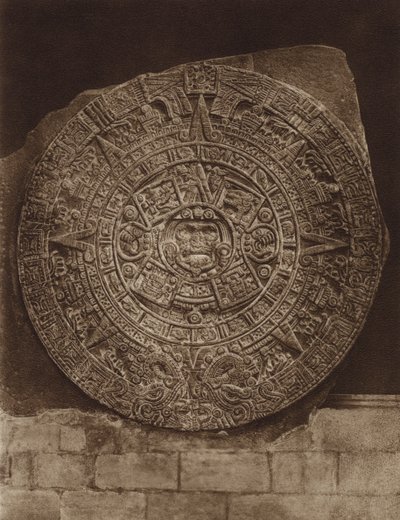 墨西哥：阿兹特克历书石或 "太阳石"，国家博物馆（黑白照片） 作者 雨果·布雷默