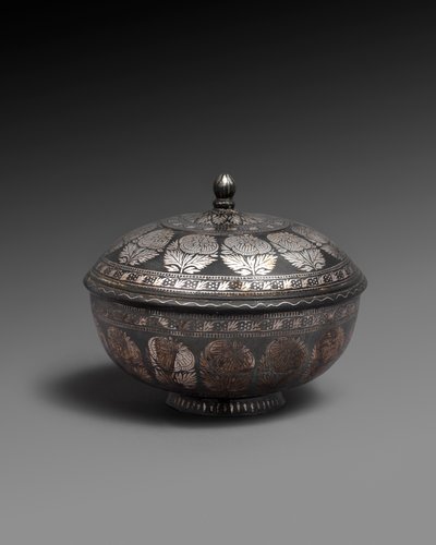 碗和金属合金盖饰，镶有银，每束都带有一束自然主义的花朵，1700-1899年 作者 印度学校