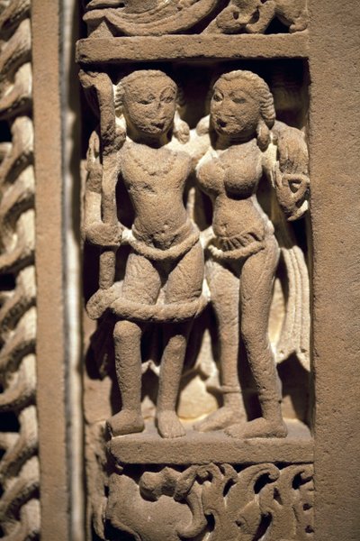 Couple of lovers. Door frame in carved stone, art of Rajasthan or Uttar Pradesh (India), 9th-10th century. National Museum of Korea, Seoul (South Korea). 作者 印度学校