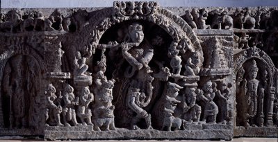 印度教：“”Krishna or Venugopala，长笛奶牛大师”“”黑石雕塑，中央部分（Krishna as Venugopala）12世纪（12世纪）来自哈勒比都，迈索尔 - 加尔各答，印度博物馆 作者 印度学校