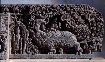 Hinduism: “” Krishna or Venugopala, master of the flute cows””” Black stone sculpture, right part (Krishna as Venugopala) 12th century (12th century) from Halebidu, Mysore - Calcutta, Indian museum 作者 印度学校