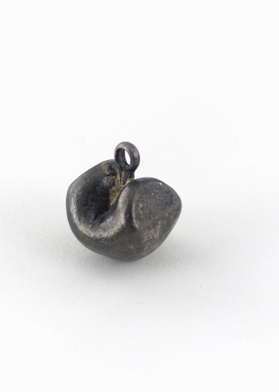 吊坠或铃铛（银色） 作者 印度学校