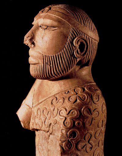 Civilization of the Indus Valley: wooden bust of king priest. Around 2000 BC. From the Mohenjo-Daro website in Pakistan. National Museum of Pakistan, Karachi. 作者 印度河谷文明