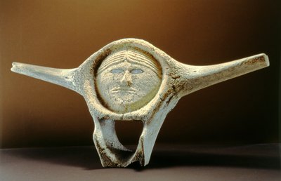 Janus Head，来自Cape Dorset（鲸鱼椎骨）（详见228681） 作者 因纽特人学校