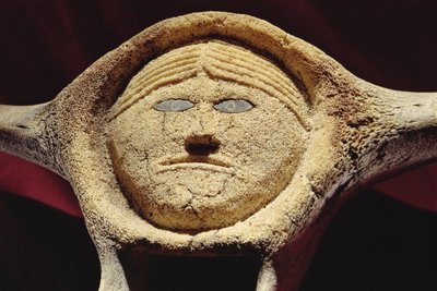 Janus Head，来自Cape Dorset（鲸鱼椎骨）（另见228680） 作者 因纽特人学校