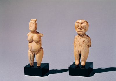 一个男人和一个女人的两个小雕像，来自白令海峡 作者 因纽特人学校