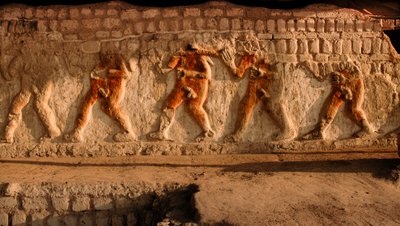 El Brujo 的 Huaca Cao Viejo 墙上的莫切人裸体囚犯浮雕，这是一个偏远的莫切人金字塔遗址群--莫切文化曾在大约公元前后统治秘鲁北海岸....。 作者 艾拉·布洛克