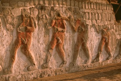 2005 年，El Brujo.... 的 Huaca Cao Viejo 墙上的莫切裸体囚犯浮雕（照片）。 作者 艾拉·布洛克