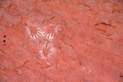犹他州大峡谷的古代阿纳萨兹岩画，手印。 作者 艾拉·布洛克