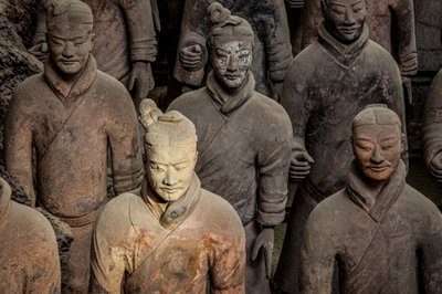 2009 年，兵马俑博物馆，1 号坑区域的各种兵马俑场景（照片） 作者 艾拉·布洛克