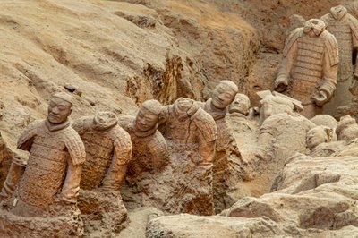 2009 年，兵马俑博物馆，1 号坑区域的各种兵马俑场景（照片） 作者 艾拉·布洛克