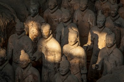 2009 年，兵马俑博物馆，1 号坑区域的各种兵马俑场景（照片） 作者 艾拉·布洛克