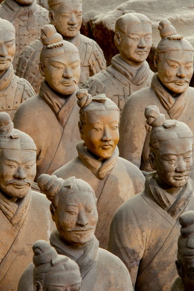 2009 年，兵马俑博物馆，1 号坑区域的各种兵马俑场景（照片） 作者 艾拉·布洛克